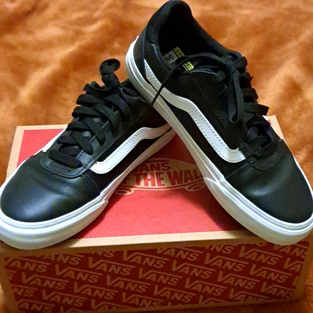 Vans Old Skool sneakers women's size 6.5 in black and white